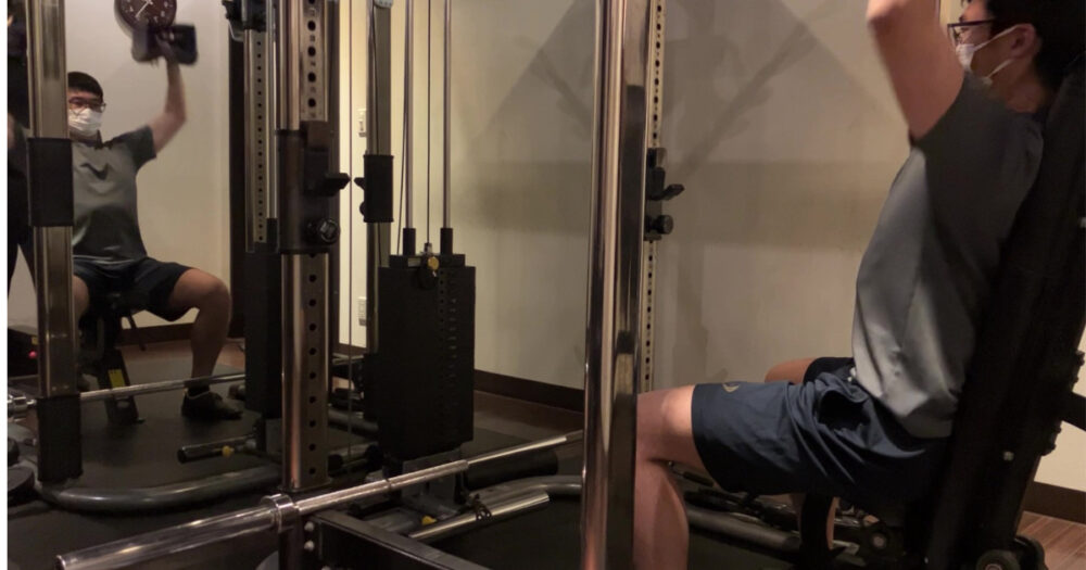ショルダープレスという、肩を鍛えるための筋力トレーニングの画像